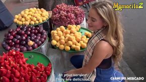 Femeia vinde fructe in piata dar este pornista de top