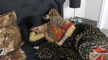Trezita din somn indianca suge pula si se masturbeaza imbracata
